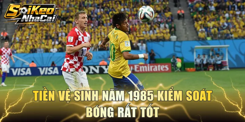 Tiền vệ sinh năm 1985 kiểm soát bóng rất tốt